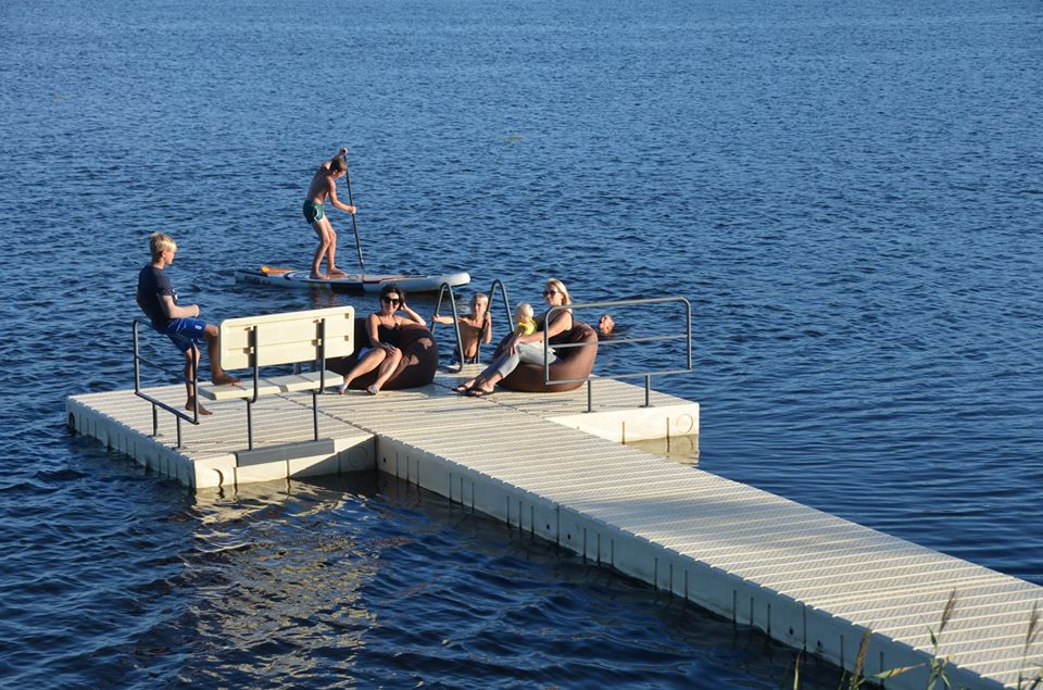 Poilsio vieta ant vandens iš modulinių plastiko pontonų